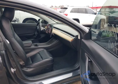 2018 Tesla Model 3 Long Range/Mid Range z USA, uszkodzony, nr VIN 5YJ3E1EA6JF048255
